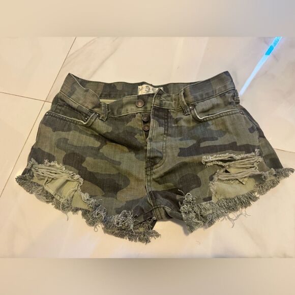 We The Free Green Camo Jean Shorts #23 - Picture 1 of 4